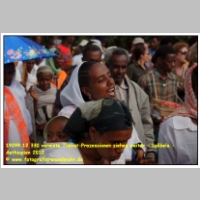 19299 12 330 vereinte Timkat-Prozessionen ziehen weiter - Lalibela - Aethiopien 2012.jpg